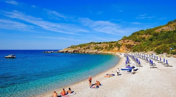 Najlepše plaže u Crnoj Gori: bezbedno, pristupačno i rajski 4 Drobni pijesak (Petrovac)