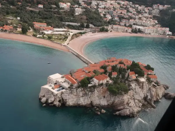 Najlepše plaže u Crnoj Gori: bezbedno, pristupačno i rajski 3 Kraljičina plaža (Sveti Stefan)